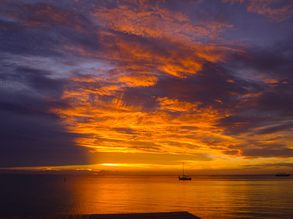 Sunsets are glorious on <b>Roatan</b>, sponsored by <a href="http://roatanserenitydayspa.com/" title="custom designed... with renewing body treatments... just for you!">Serenity Day Spa</a>.