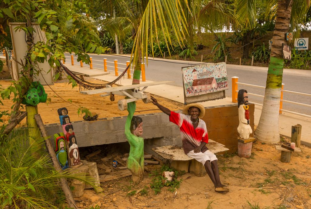 <center>Like no other, woodcarving and painting Roatan Island style.<br />Read: <a href="/roatan-wood-carving-artist.html" title="Woodcarver">Feature Article About Palanca</a> - View: <a href="/palanca/index.html" title="Woodcarver">Slideshow of His Work</a><br /></center>